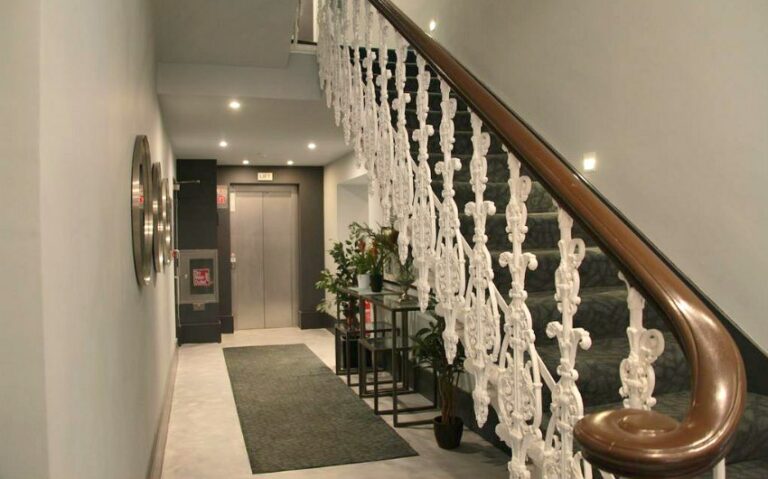 k_hotel_kensington_stairs